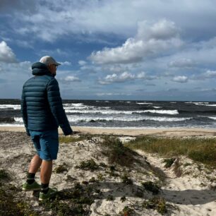 Rukávy péřové bundy FORCLAZ MT 500 mi umožnily schovat ruce i do rukávu