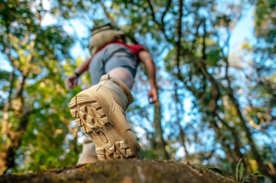 Barefoot nebo klasické pohorky – co je lepší na turistiku?