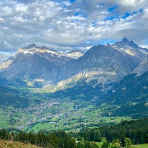 Většina trasy treku v oblasti Grindelwald se motá kolem výhledů na vrcholky Jungfrau, Mönch a mohutné ledovce.