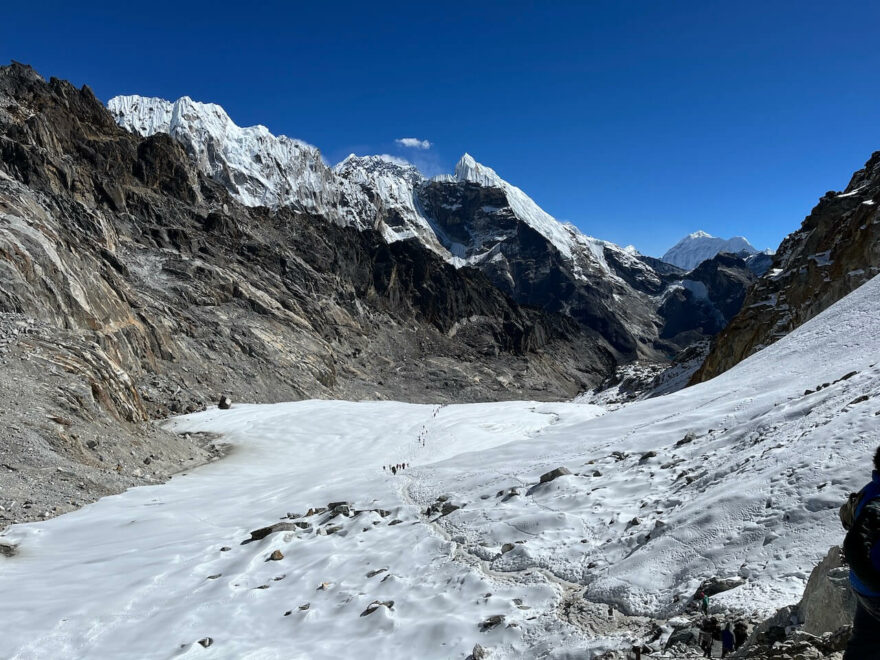 Dramatická krajina s velkolepými vrcholy na treku do Everest Base Campu