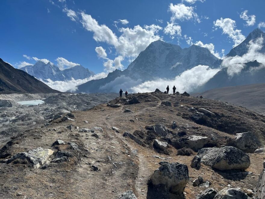 Dramatická krajina s velkolepými vrcholy na treku do Everest Base Campu