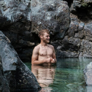 David Kaplan regeneruje po doběhu další etapy napříč kanadským ostrovem Vancouver.