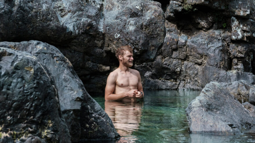 David Kaplan regeneruje po doběhu další etapy napříč kanadským ostrovem Vancouver.