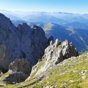 Fascinující výstup ferratou Königsjodler vede přes skalní věže a rozeklaný hřeben v jižní stěně masivu Hochkönig (2941 m), nejvyšší hory Berchtesgadenských Alp.