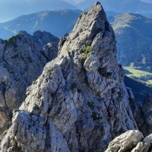 Fascinující výstup ferratou Königsjodler vede přes skalní věže a rozeklaný hřeben v jižní stěně masivu Hochkönig (2941 m), nejvyšší hory Berchtesgadenských Alp.