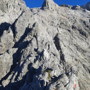 Fascinující výstup ferratou Königsjodler vede přes skalní věže a rozeklaný hřeben v jižní stěně masivu Hochkönig (2941 m), nejvyšší hory Berchtesgadenských Alp.