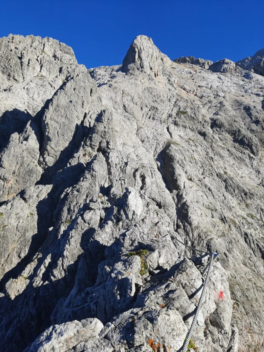 Fascinující výstup ferratou Königsjodler vede přes skalní věže a rozeklaný hřeben v jižní stěně masivu Hochkönig (2941 m), nejvyšší hory Berchtesgadenských Alp.