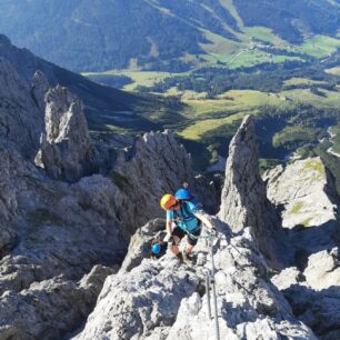 Fascinující výstup ferratou Königsjodler vede přes skalní věže a rozeklaný hřeben v jižní stěně masivu Hochkönig (2941 m), nejvyšší hory Berchtesgadenských Alp.