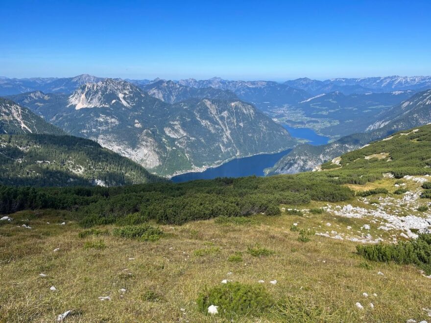 Dechberoucí výhledy do hlubin s modrou hladinou jezera Hallstätter See na ferratě Klettersteig Norwand Krippenstein