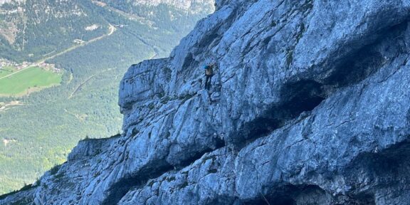 Klettersteig Norwand Krippenstein: exponované lezení nad Halštatským jezerem