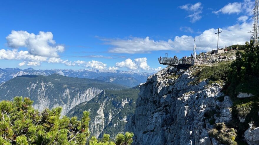 Nedaleko vrcholu Klettersteig Norwand Krippenstein se nachází slavná vyhlídka Five Fingers