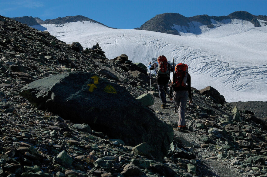 Trek Gran Paradiso vede skalnatou krajinou přes množství potoků a sněhových polí.