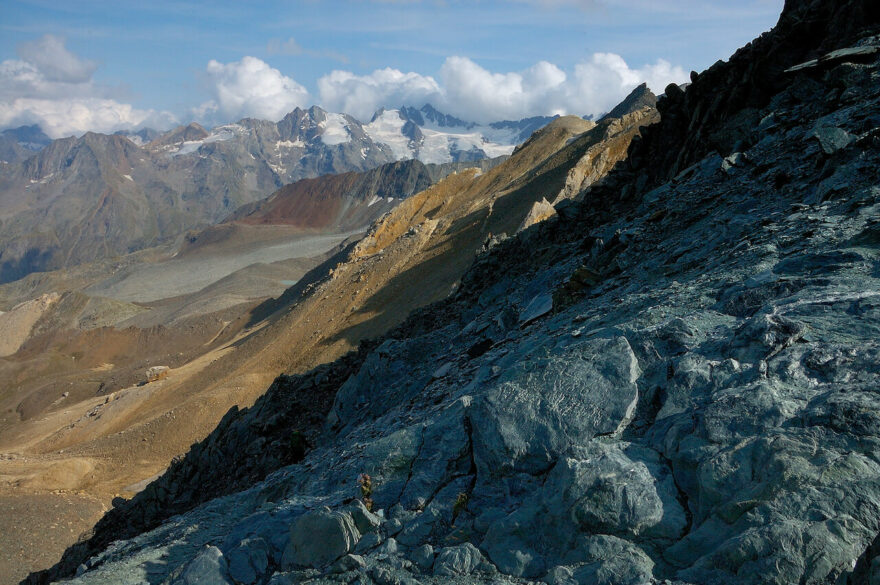 Trek Gran Paradiso to jsou zelená údolí, skalnatá krajina, množství potoků a sněhových polí