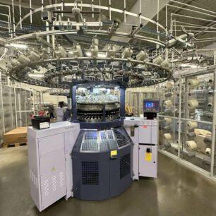 Nejmodernější tkací stroje jsou samozřejmostí - továrna Devold v Pobaltí.