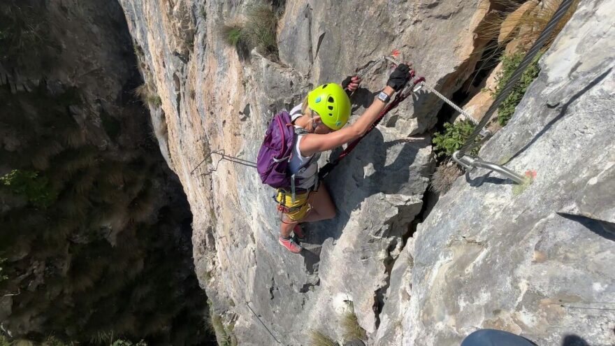 Ferrata Caspai se vypíná v provincii Brescia nad obcí Lodrino.