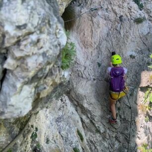 Ferrata Caspai se vypíná v provincii Brescia nad obcí Lodrino.