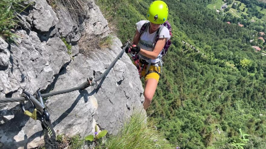 Ferrata Caspai se vypíná v provincii Brescia nad obcí Lodrino.