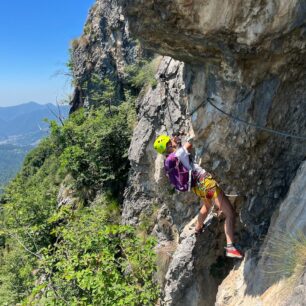 Ferrata Caspai se vypíná v provincii Brescia nad obcí Lodrino.