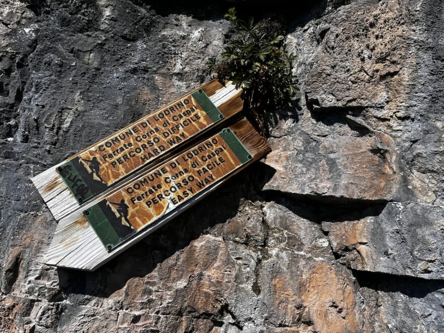 Ferrata Caspai se vypíná v provincii Brescia nad obcí Lodrino.