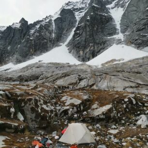 Bivak pod stenou, Line under the Sky