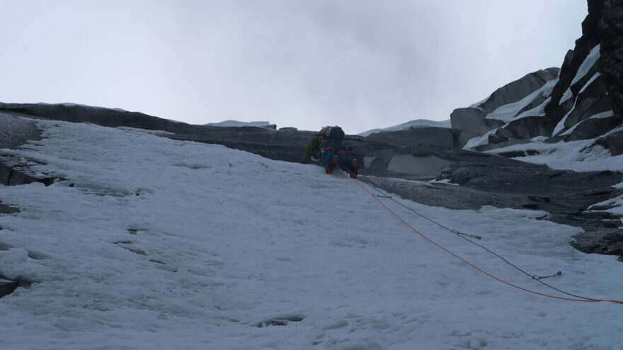 Strmý ľad v nedolezenom pokuse na ďalší nevylezený kopec, Line under the Sky