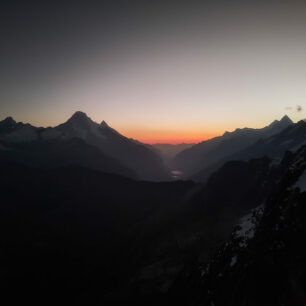 Západ slnka nad Cordillera Blanca, Line under the Sky