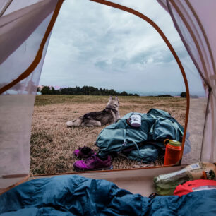 V botách Altra Lone Peak přešla Lůca Stezku Českem