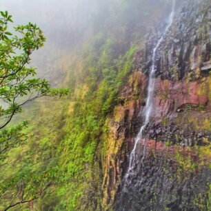 Levada Risco míří k dlouhému vodopádu v oblasti Rabacal, Madeira.
