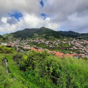 Městečko Machico obíhá levada do Canical, Madeira.