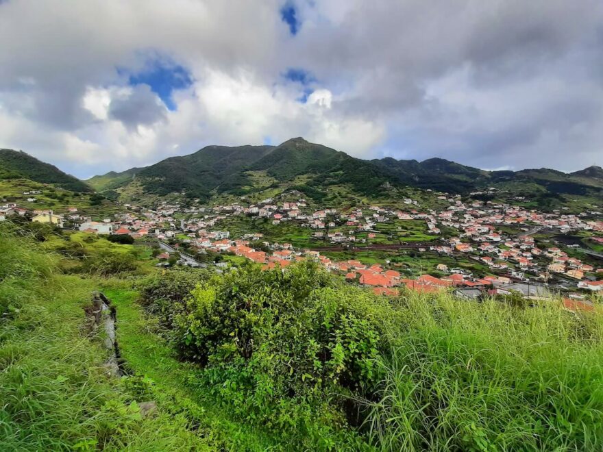 Městečko Machico obíhá levada do Canical, Madeira.