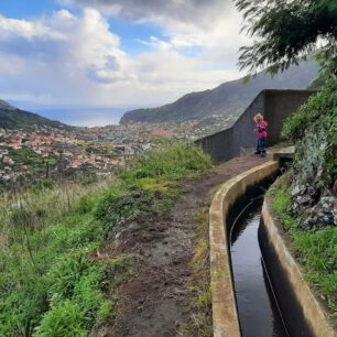 Městečko Machico obíhá levada do Canical, Madeira.