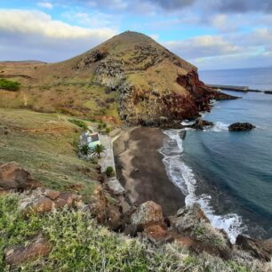 Vulkanická pláž Prainha u Canicalu na východě ostrova Madeira