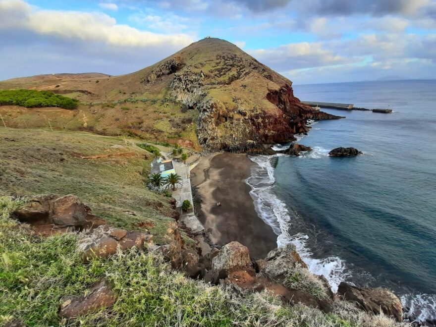 Vulkanická pláž Prainha u Canicalu na východě ostrova Madeira