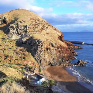 Vulkanická pláž Prainha u Canicalu na východě ostrova Madeira