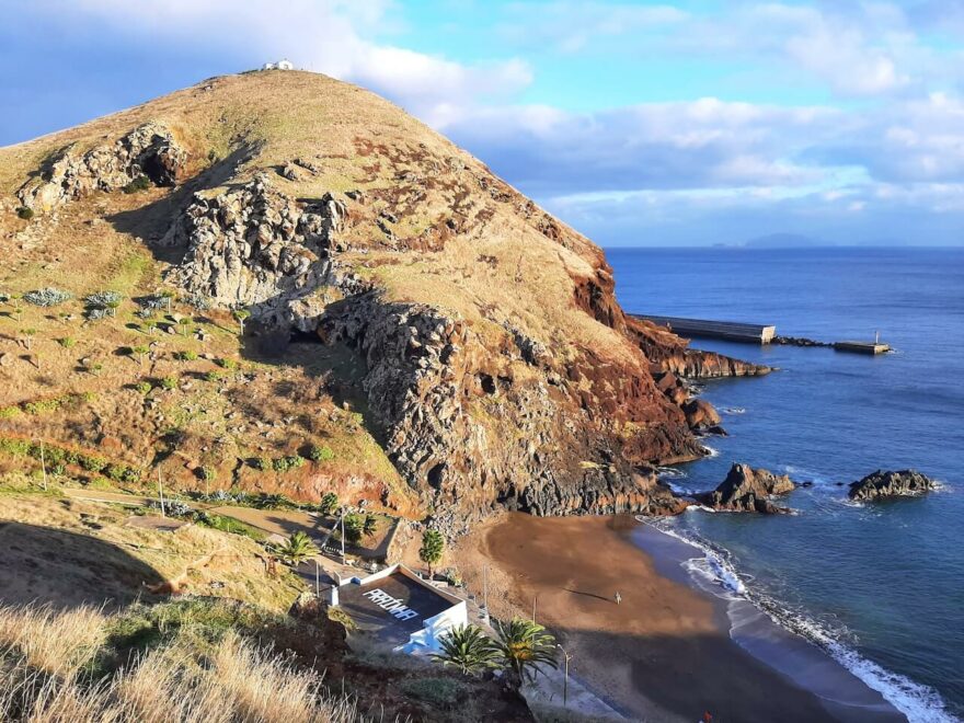 Vulkanická pláž Prainha u Canicalu na východě ostrova Madeira