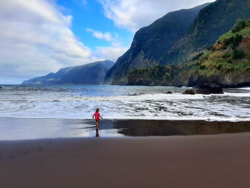 písčité pláže na ostrově Madeira se žlutým dovezeným pískem, najdeme v městech Machico a Calheta.