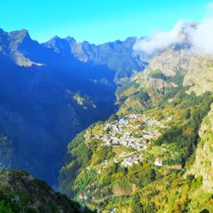 Vesnička Curral das Freiras a hřebeny hor z vyhlídky Eira do Serrado. Madeira