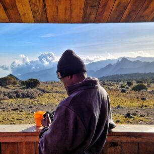 Výhled na Cathedral point Shira ze srubu ochránců parku, Kilimanjaro, Tanzánie