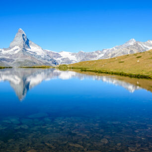 Výhled na ikonický Matterhorn od jezera Steliisee, Zermatt, švýcarské Alpy.