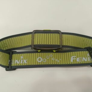 Detail perforovaného popruhu čelovky FENIX HL16