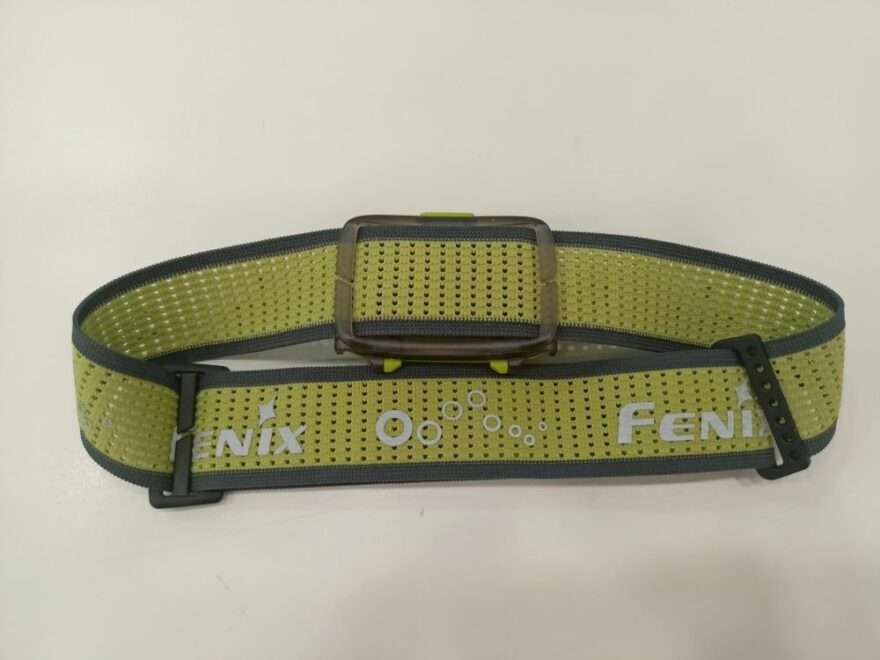 Detail perforovaného popruhu čelovky FENIX HL16