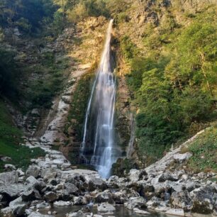 V Arménii za návštěvu stojí klášter Haghartsin, od kterého se dá udělat krátký výlet k travertinovým vodopádům. 