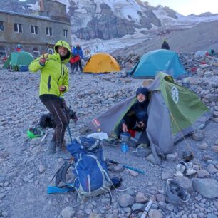 Base camp pod horou Kazbek, který leží v nadmořské výšce 3600 m a náš vypůjčený stan, který drží pouze silou vůle.