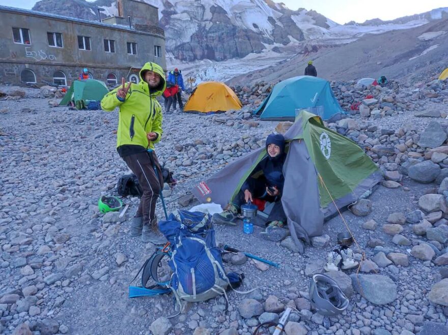 Base camp pod horou Kazbek, který leží v nadmořské výšce 3600 m a náš vypůjčený stan, který drží pouze silou vůle.