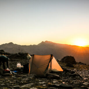 Bivak při západu slunce u sedla Cuneta de Vacares (2968 m n. m.)