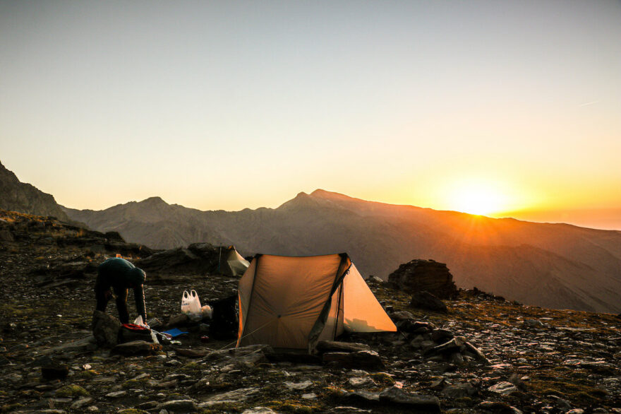 Bivak při západu slunce u sedla Cuneta de Vacares (2968 m n. m.)