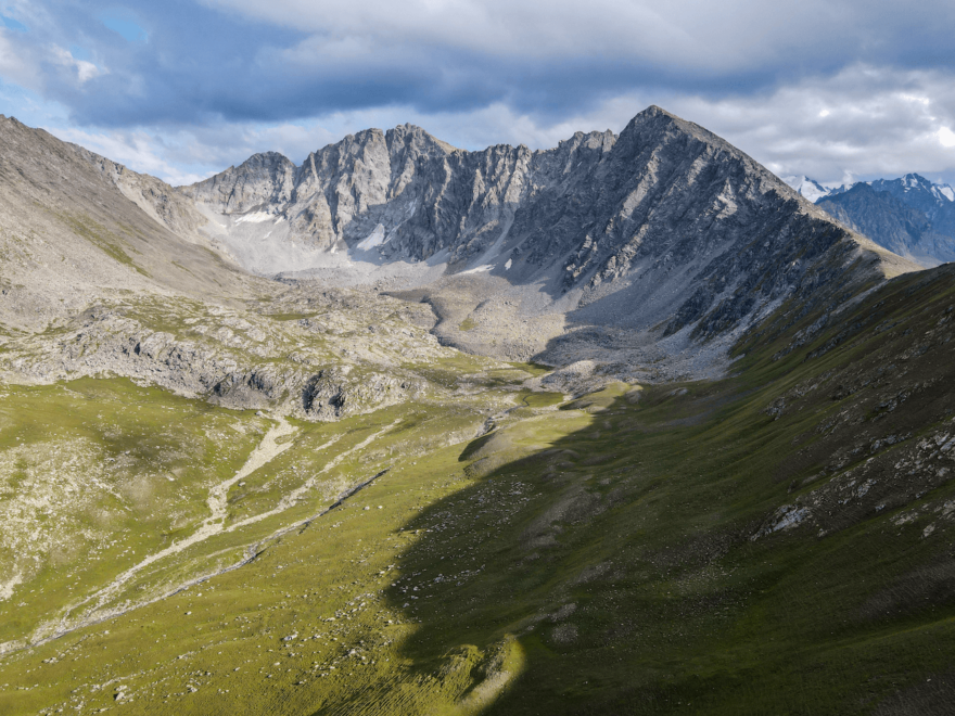 Neznačená a relativně neznámá trasa Ak-Suu Traverse, Kyrgyzstán