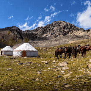 Na treku se spí se ve stanu, ve dvou třetinách trasy jsou jurtové hostely Altyn Arashan, Kyrgyzstán