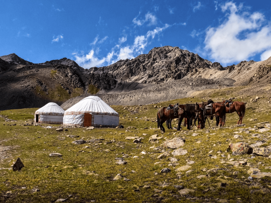 Na treku se spí se ve stanu, ve dvou třetinách trasy jsou jurtové hostely Altyn Arashan, Kyrgyzstán
