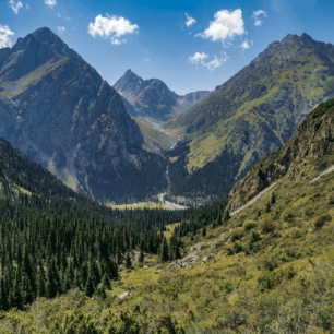 Neznačená a relativně neznámá trasa Ak-Suu Traverse, Kyrgyzstán